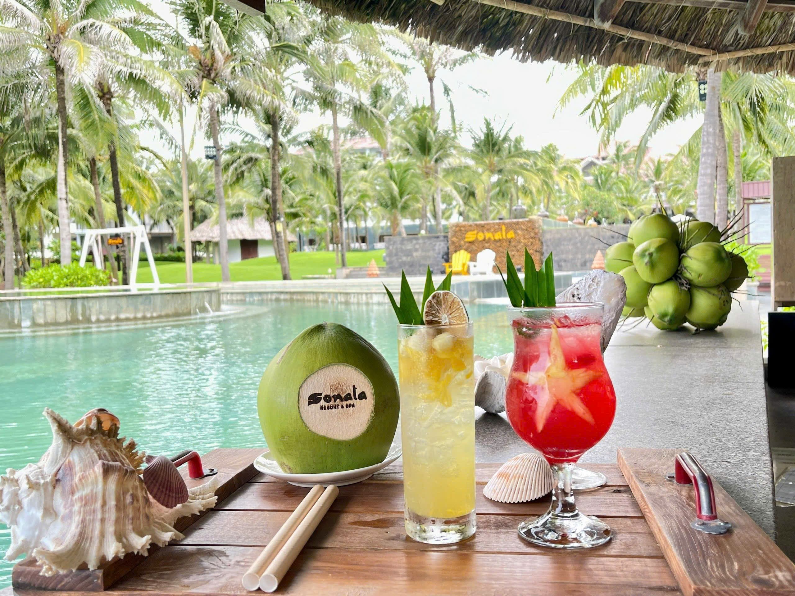 Cocktail Bên Hồ Bơi