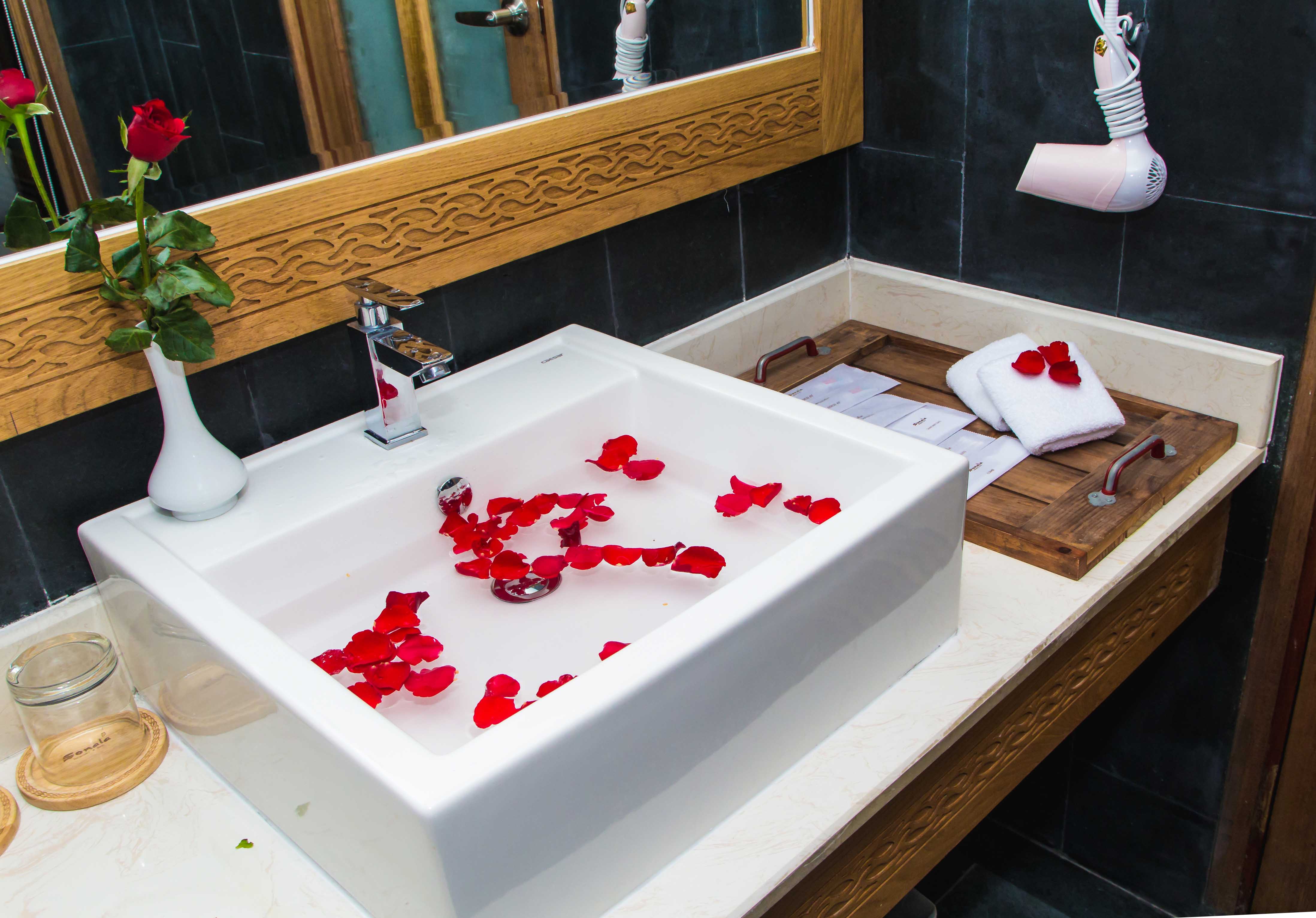 Family Garden View - bathroom image 2